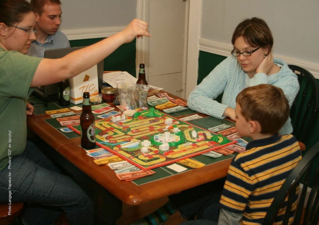 photo extraite d'un jeu de photolangage, un outil favorisant l'expression orale en cours de fle ; la photo elle-même représente des gens jouant à un jeu de société