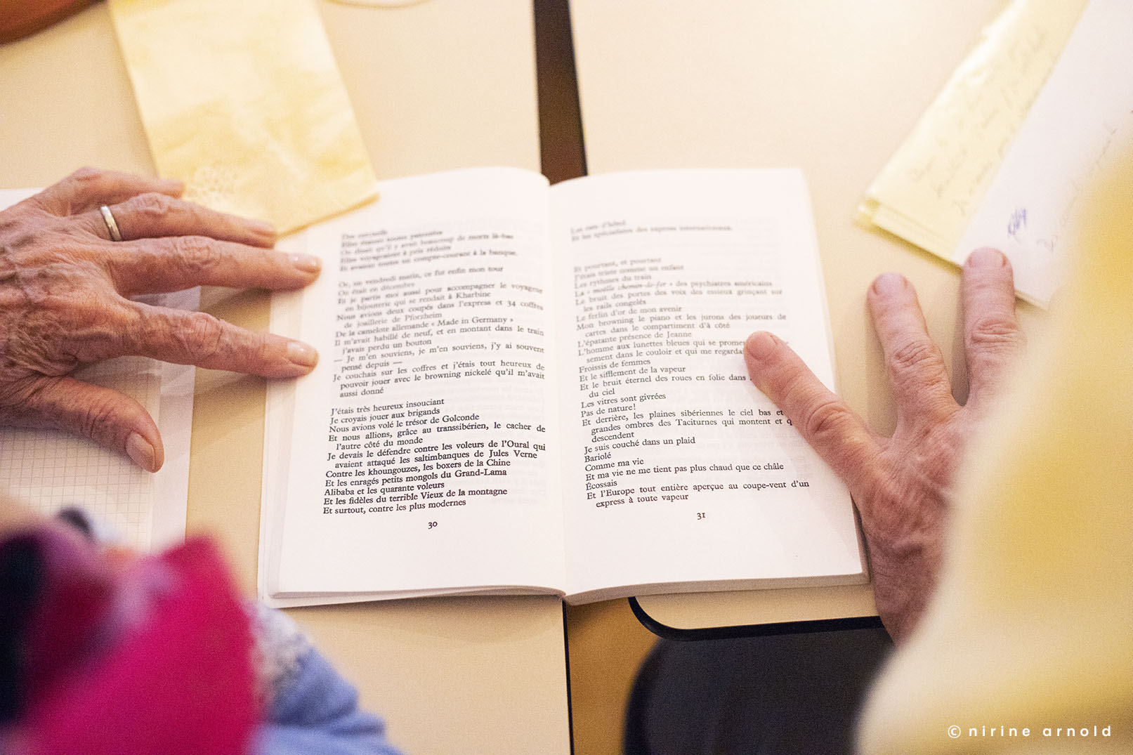 Livre ouvert tenu dans les mains utilisé pour une proposition d’écriture lors d’un stage d’écriture