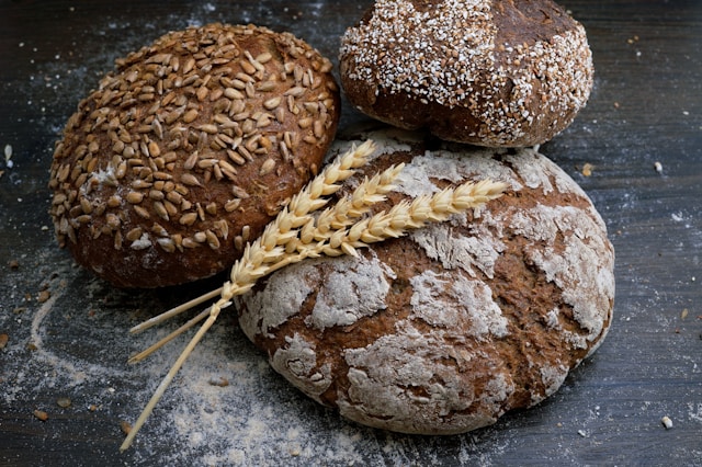 trois pains aux graines artisanaux, résultat d'un atelier pour apprendre à faire son pain maison